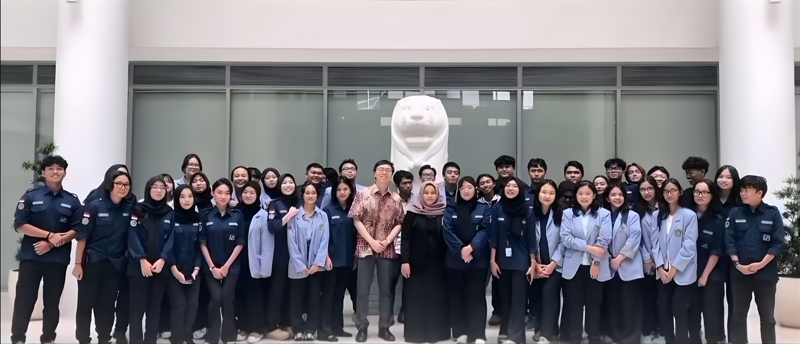 Menjelajahi Diplomasi Nyata: Studi Ekskursi HIMAHI ke Kedutaan Besar Singapura